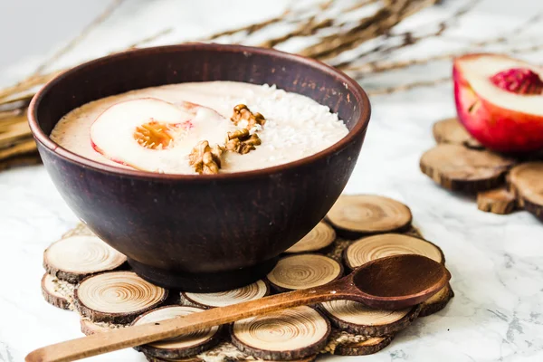 Tazón de batido con melocotón, nuez y trigo sarraceno verde — Foto de Stock