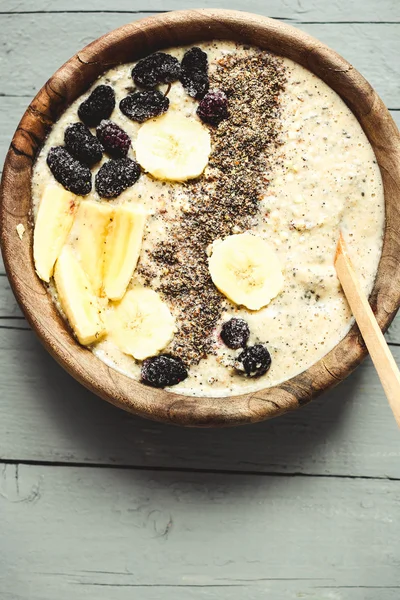 Smoothies-Schüssel mit Banane, gemahlenem Flachs und Maulbeere — Stockfoto