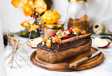 Çikolatalı pasta kabak, fındık ve buzlanma, sonbahar