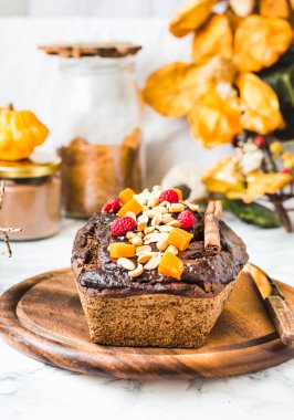 Çikolatalı pasta kabak, fındık ve buzlanma, sonbahar