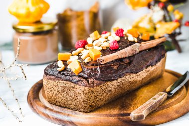 kabak, fındık ve buzlanma, seçici odak ile çikolatalı kek