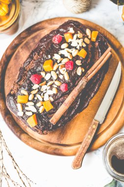 Çikolatalı kek ile kabak, fındık ve buzlanma, renklendirme