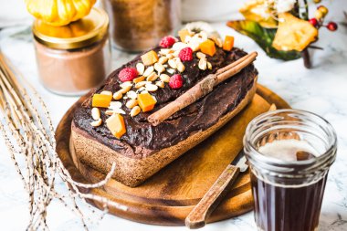 Çikolatalı pasta kabak, fındık ve buzlanma, sonbahar