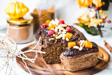 Çikolatalı pasta kabak, fındık ve buzlanma, sonbahar