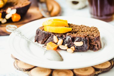 kabak, fındık ve taze şeftali, se ile çikolatalı kek parçası