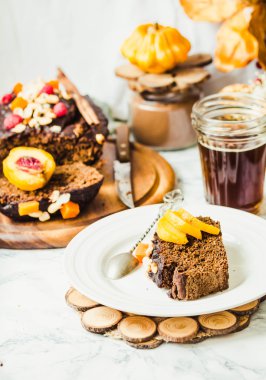parça çikolatalı kek ile kabak, fındık ve taze şeftali 