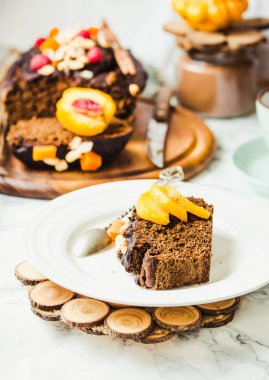 parça çikolatalı kek ile kabak, fındık ve taze şeftali 