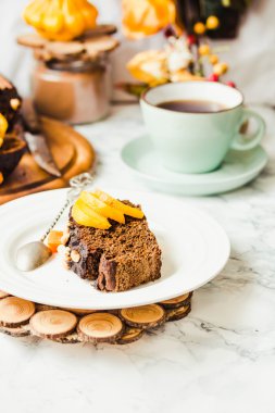 parça çikolatalı kek ile kabak, fındık ve taze şeftali 