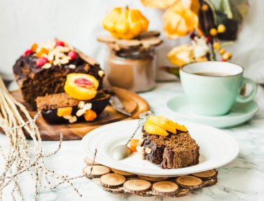 parça çikolatalı kek ile kabak, fındık ve taze şeftali 