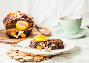 parça çikolatalı kek ile kabak, fındık ve taze şeftali 