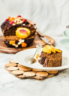 parça çikolatalı kek ile kabak, fındık ve taze şeftali 