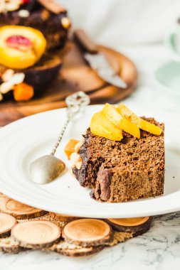 kabak, fındık ve taze şeftali, se ile çikolatalı kek parçası