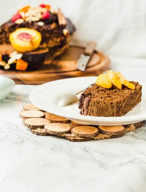 kabak, fındık ve taze şeftali, se ile çikolatalı kek parçası