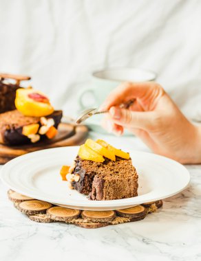 parça çikolatalı kek ile kabak, fındık ve taze şeftali