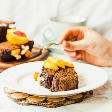parça çikolatalı kek ile kabak, fındık ve taze şeftali