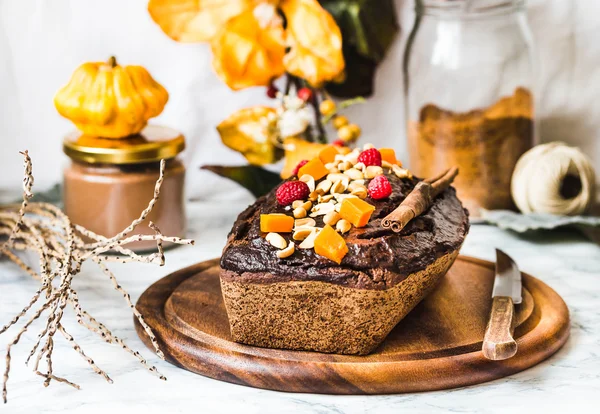 Chokladkaka med glasyr, höst, pumpa och nötter i ugn — Stockfoto