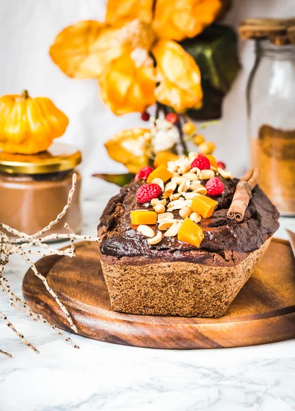 Čokoládový dort s dýně, ořechy a polevu, podzimní pečený, sel — Stock fotografie