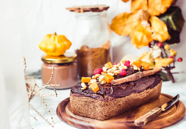 Chocolate cake with pumpkin, nuts and frosting, tinting — Stock Photo, Image