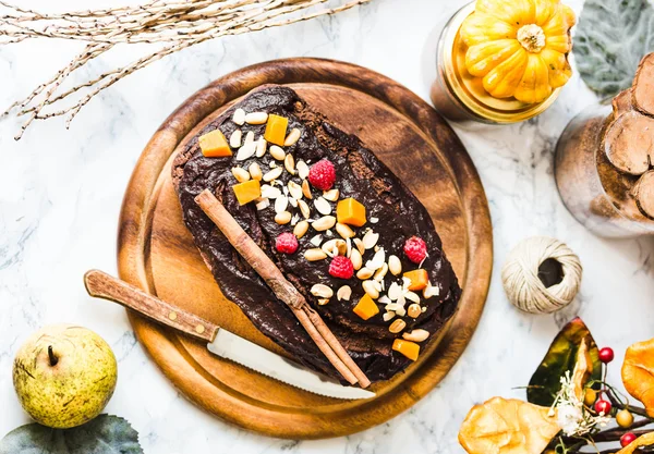 Шоколадное печенье с тыквой и глазурью, веганские торты, осень — стоковое фото