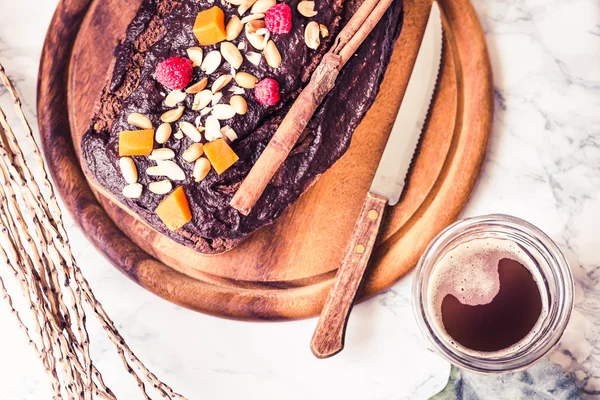 Gâteau au chocolat avec citrouille, noix et glaçage, teinte — Photo