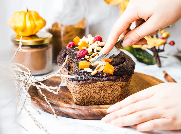 Chocolate cake with pumpkin, nuts and frosting, to cut — Stock Photo, Image