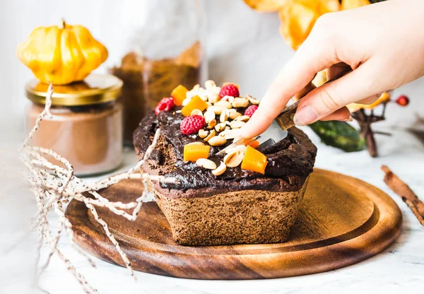 Chokladkaka med pumpa, nötter och glasyr, skära — Stockfoto