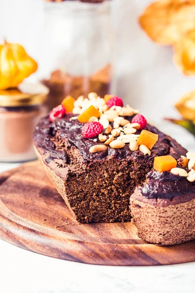 Pastel de chocolate con calabaza, nueces y glaseado, otoño, teñido — Foto de Stock