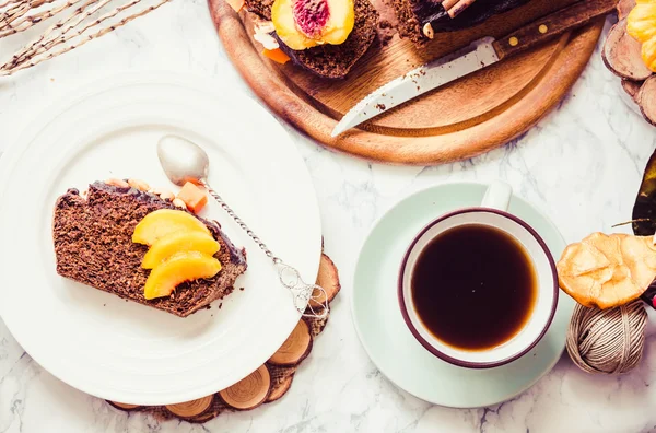 Bit chokladkaka med pumpa, nötter och färska persikor, till — Stockfoto