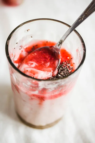 Havremjöl pudding med jordgubbs-sås och druvor, close-up, tinti — Stockfoto