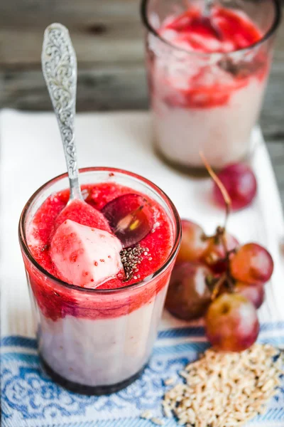 Havremjöl pudding med jordgubbssås och druvor, rustik — Stockfoto