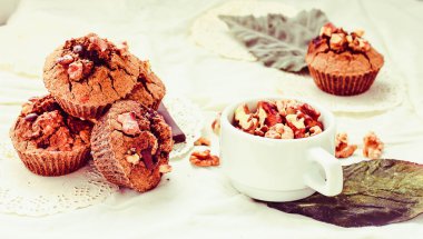 Çikolatalı kek kek ceviz, pişirme, vegan ile renklendirme