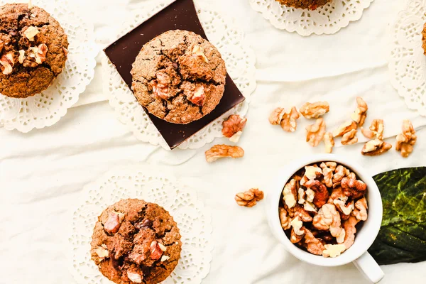 Muffins avec des morceaux de chocolat noir et de noix, vue sur le dessus — Photo