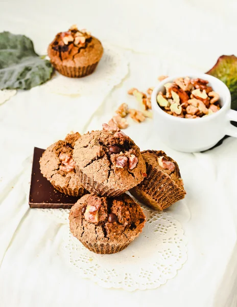 Muffins au chocolat avec des morceaux de chocolat noir et de noix — Photo