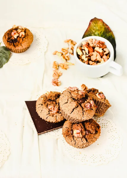 Muffins au chocolat avec des morceaux de chocolat noir et de noix — Photo
