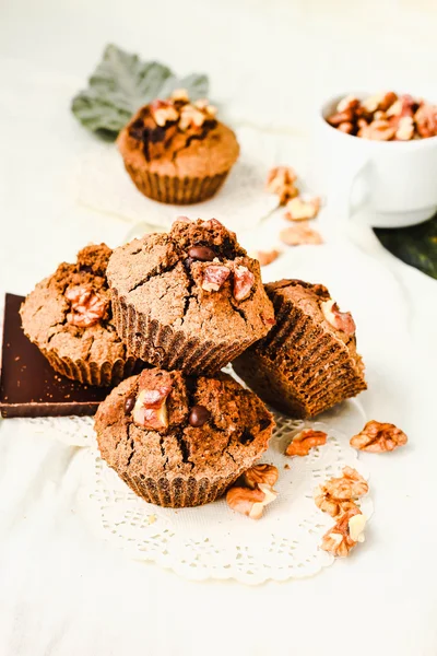 Muffin coklat dengan potongan cokelat gelap dan kenari — Stok Foto