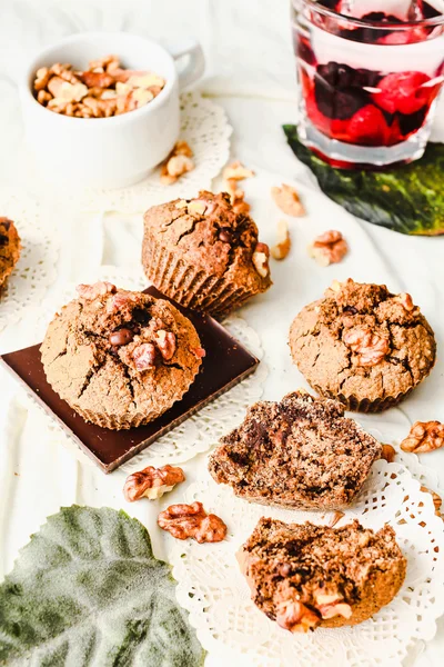 Разбить шоколадные кексы с грецкими орехами, веганская выпечка, яркая осень — стоковое фото