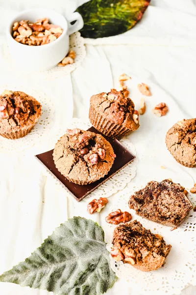 Разбить шоколадные кексы с грецкими орехами, веганская выпечка, яркая осень — стоковое фото