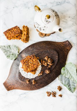 Kabak granola barlar ile fıstık ezmesi ve tohumlar, üstten görünüm