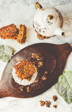 Fıstık ezmesi ve tohum, renklendirme ile kabak granola barlar