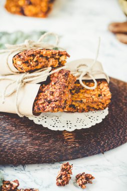 Fıstık ezmesi ve tohum, renklendirme ile kabak granola barlar