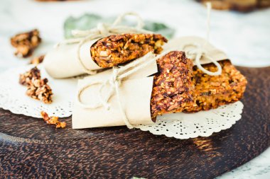 Kabak granola barlar ile fıstık ezmesi ve tohumlar, seçici focu