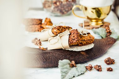 Fıstık ezmesi ve tohum ile kabak granola barlar