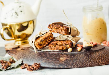 Fıstık ezmesi ve tohum ile kabak granola barlar