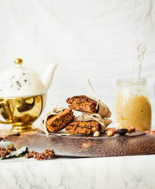 Fıstık ezmesi ve tohum ile kabak granola barlar