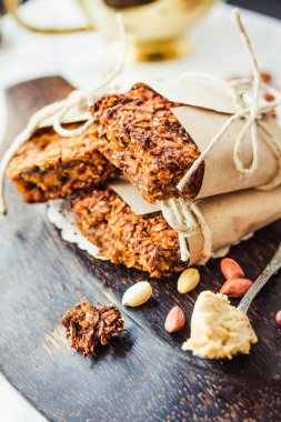 Fıstık ezmesi ve tohumlar, kabak granola barlar yakın çekim