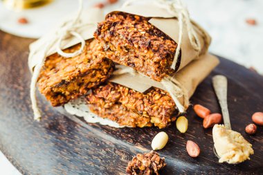 Fıstık ezmesi ve tohum ile kabak granola barlar