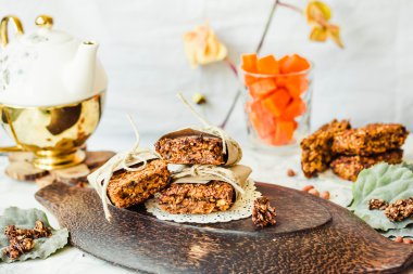 Fıstık ezmesi ve tohum ile kabak granola barlar