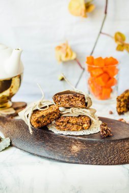 Fıstık ezmesi ve tohum ile kabak granola barlar