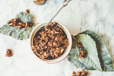 Çikolata ev yapımı granola fıstık ezmesi ve armut, renklendirme