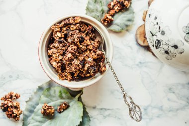 Çikolata ev yapımı granola fıstık ezmesi ve armut, yakın çekim